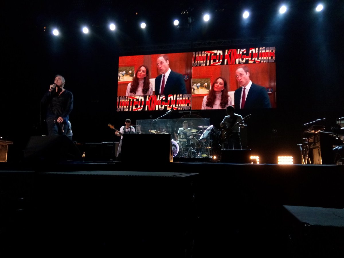 kerasukaan's tweet photo. Terkejut gembira melihat dikau 😊 #MorrisseyJKT #Morrissey https://t.co/8A0XFIjanR