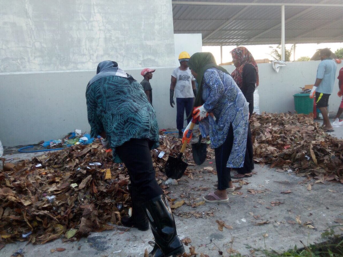MFAORmv's tweet photo. Training on Compost Preparation for Laamu Farmers Development Cooperative Society by project #FADIP. Training conducted by Ukulhas Council. https://t.co/deFuLSOYk1