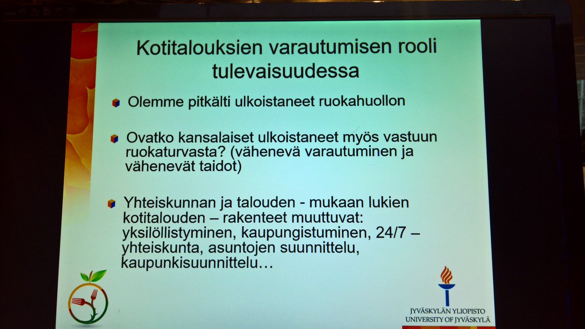 KAPeltonen's tweet photo. Ovatko kansalaiset ulkoistaneet ruokahuollon? Tiina Silvasti @uniofjyvaskyla @TRANSMANGO #ruokaturva  #vop2016 https://t.co/ZyU0LSCTTm