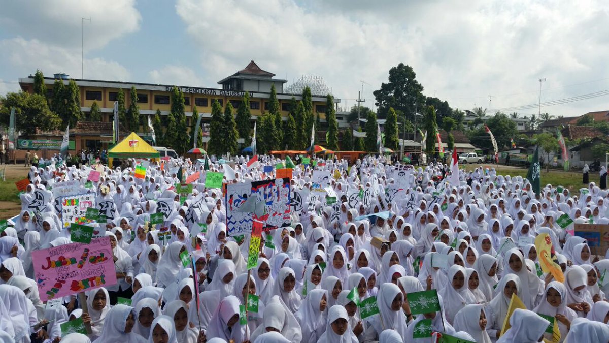 nucare_lazisnu's tweet photo. Pembukaan Kirab Hari Santri Nasional oleh Wakil Gubernur Jawa Timur, di lapangan Ponpes Darussalam, Banyuwangi.
#HariSantri 
@nu_online https://t.co/QSA3dalK8R