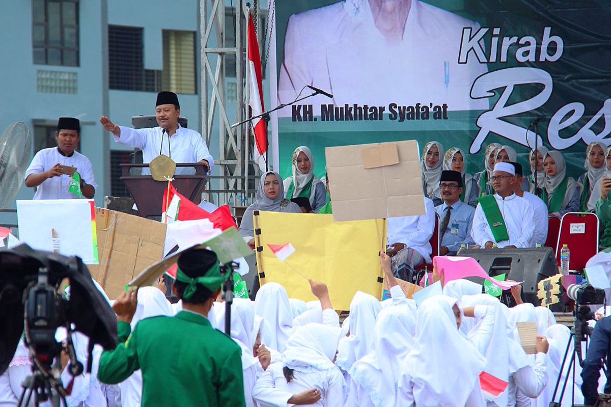 nucare_lazisnu's tweet photo. Pembukaan Kirab Hari Santri Nasional oleh Wakil Gubernur Jawa Timur, di lapangan Ponpes Darussalam, Banyuwangi.
#HariSantri 
@nu_online https://t.co/QSA3dalK8R
