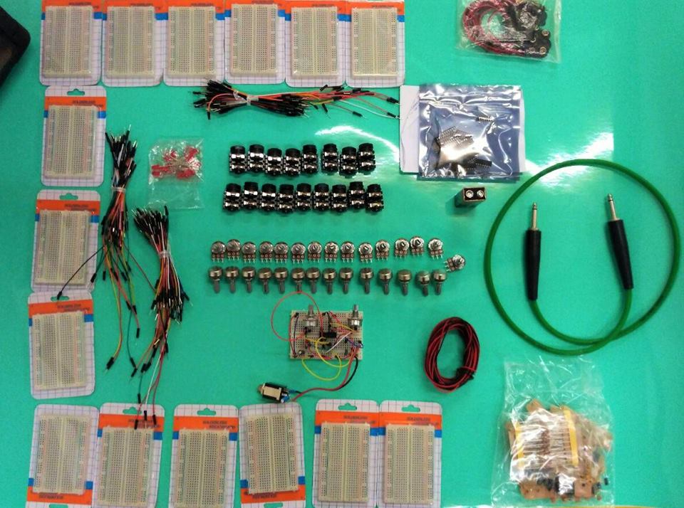 AudioHacklab's tweet photo. i componenti ci sono tutti, il workshop C'mon CMOS vi attende Sabato 29 Ottobre @Fablabtorino https://t.co/um06SPbgwJ oscillator mode on! https://t.co/gZUjwNqNCZ