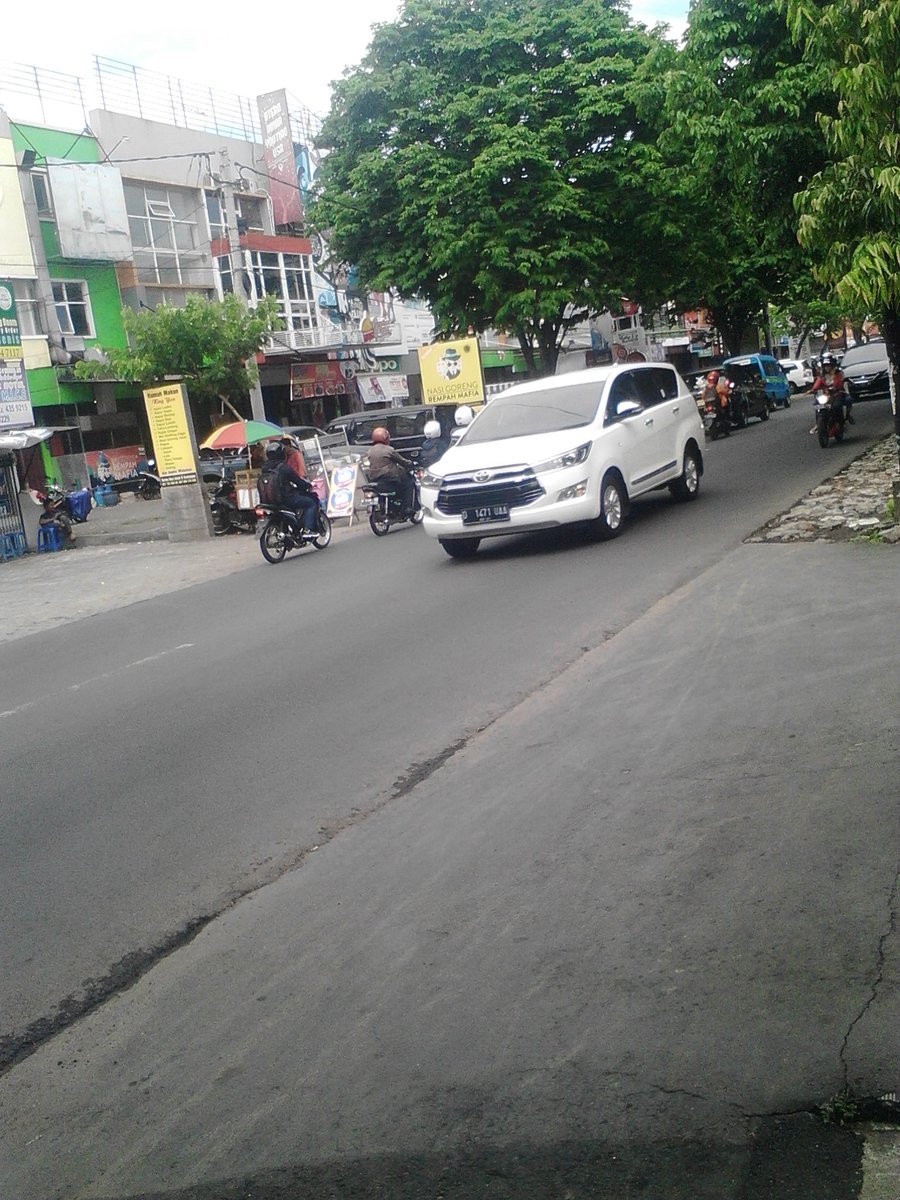 RyanAdityaBH's tweet photo. Pukul 13:56 arus lalu lintas jl.soekarno hatta terpantau ramai lancar @Edunewsfm  @official_itv  #traffic_malang  Aditya Bayu.H STT 4 https://t.co/vyuH4RsUcm
