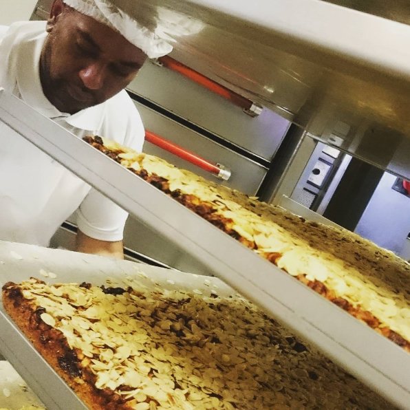 MaisonKelder's tweet photo. Raymond onze ovenist bakt ze vers voor je! Onze heerlijke Appel-Fleur!! #bakkerij #oven #appel #gebak https://t.co/PCTE4A8TIv