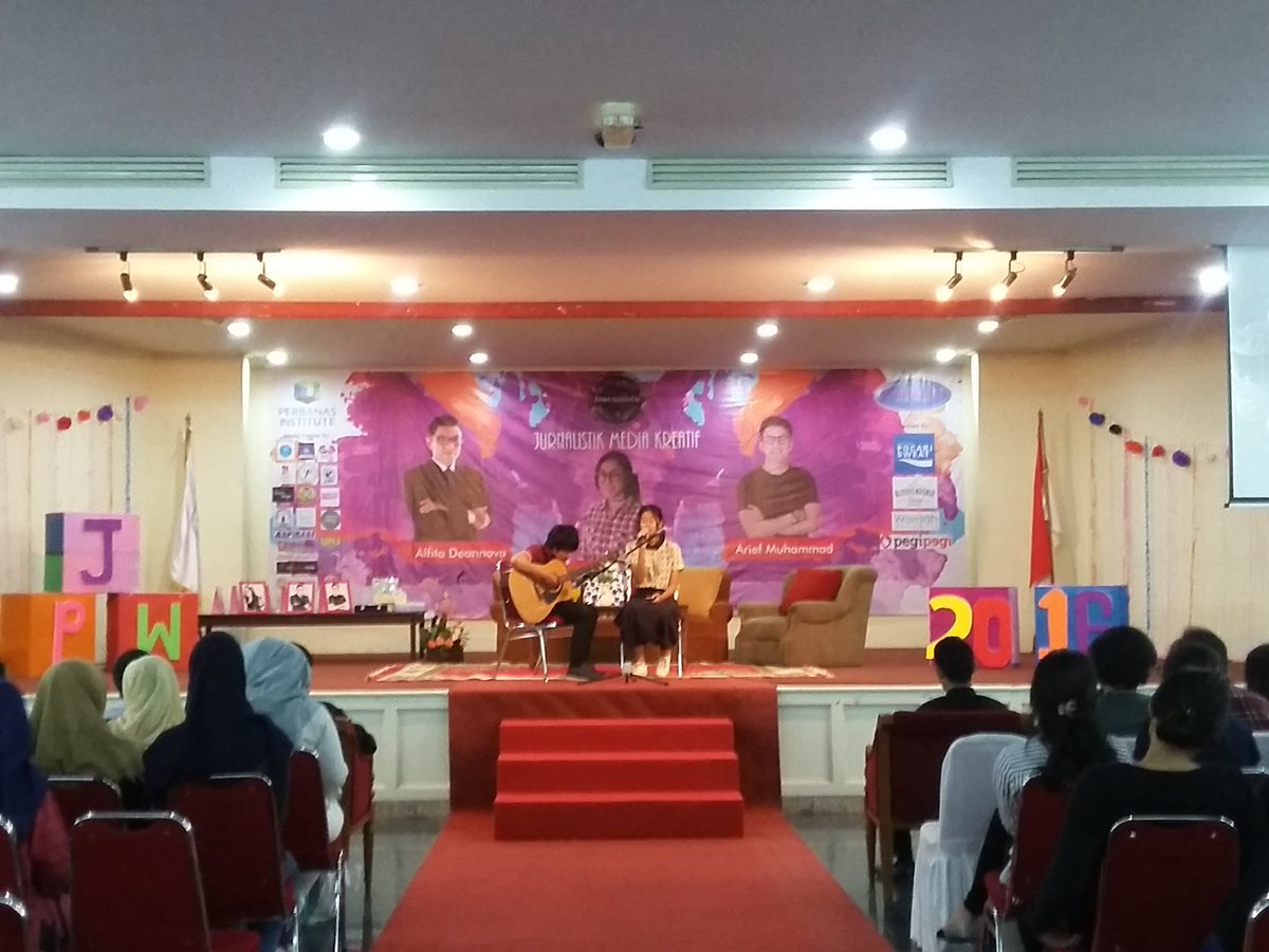 Performance dari Bernadet dan Tata dalam Perbanas Journalistic Weekend 2016