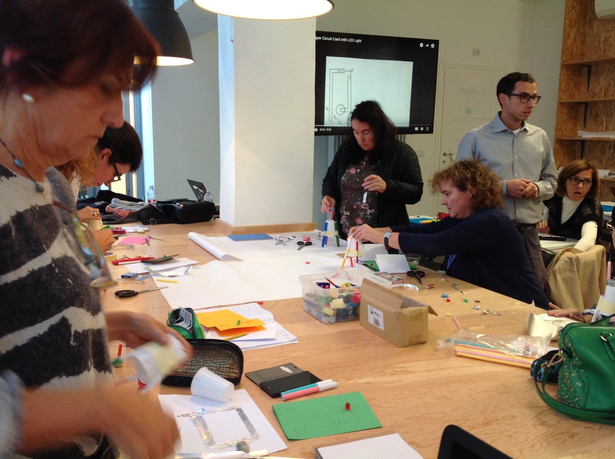 ProgrammaBol's tweet image. Chiusura "Coding e robotica alla primaria" in con il "Tinkering" a tutto #scarabot divertimento puro per le maestre! @FG_Fondazione