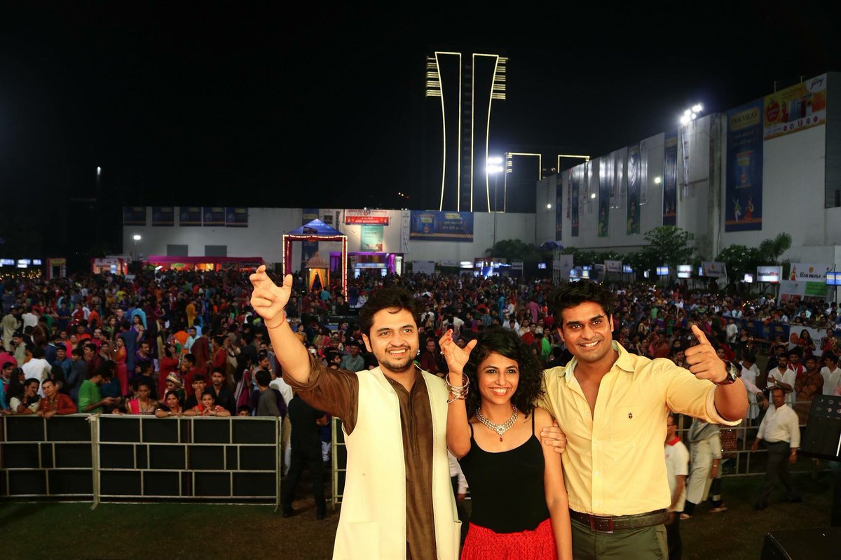 KMS_TheMovie's tweet photo. Full house at #AhmedabadYMCA during #Navratri.
@divyangrt @Manasirachh1 @PanoramaMovies
#KhaattiMeethiSetting #Ahmedabad #Garba #Dandiya https://t.co/bBGLk5eGxG