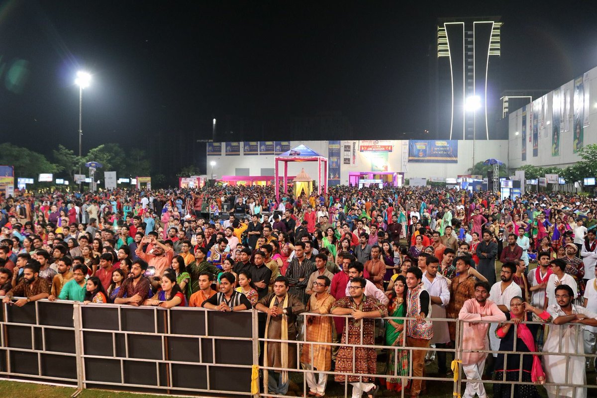 KMS_TheMovie's tweet photo. Full house at #AhmedabadYMCA during #Navratri.
@divyangrt @Manasirachh1 @PanoramaMovies
#KhaattiMeethiSetting #Ahmedabad #Garba #Dandiya https://t.co/bBGLk5eGxG