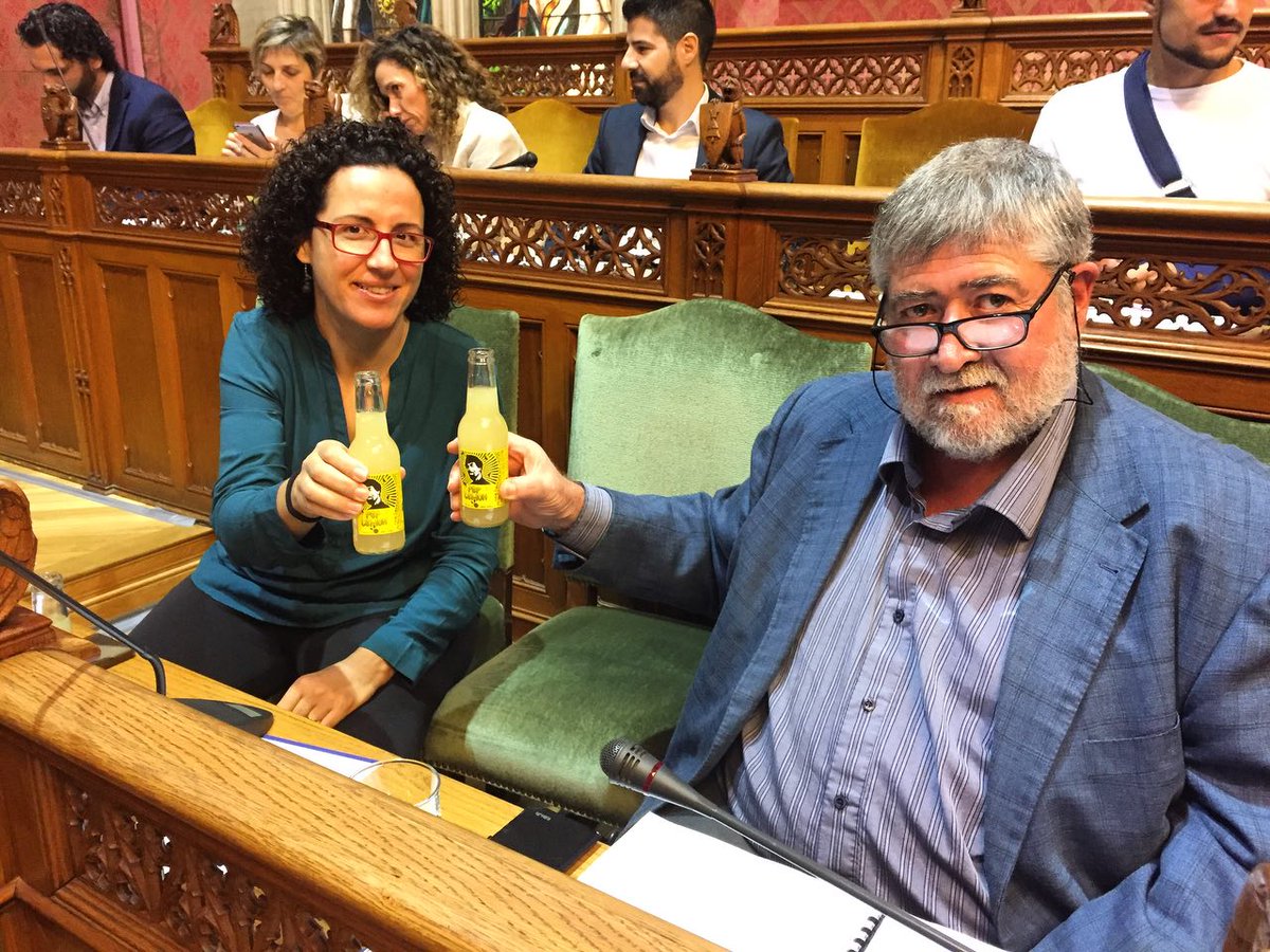 JoanFMassot's tweet photo. Avui al ple no beurem aigua, beurem PepLemon! Tot el suport del Consell a @lemon_pep, denunciat per la multinacional @pepsi #PepsiNoMePipses https://t.co/LR5cMCyD6N