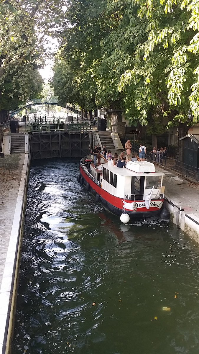 nellybriot's tweet photo. Canal Saint - Martin à #Paris un samedi après-midi #travel #France https://t.co/NywEPqhoEu