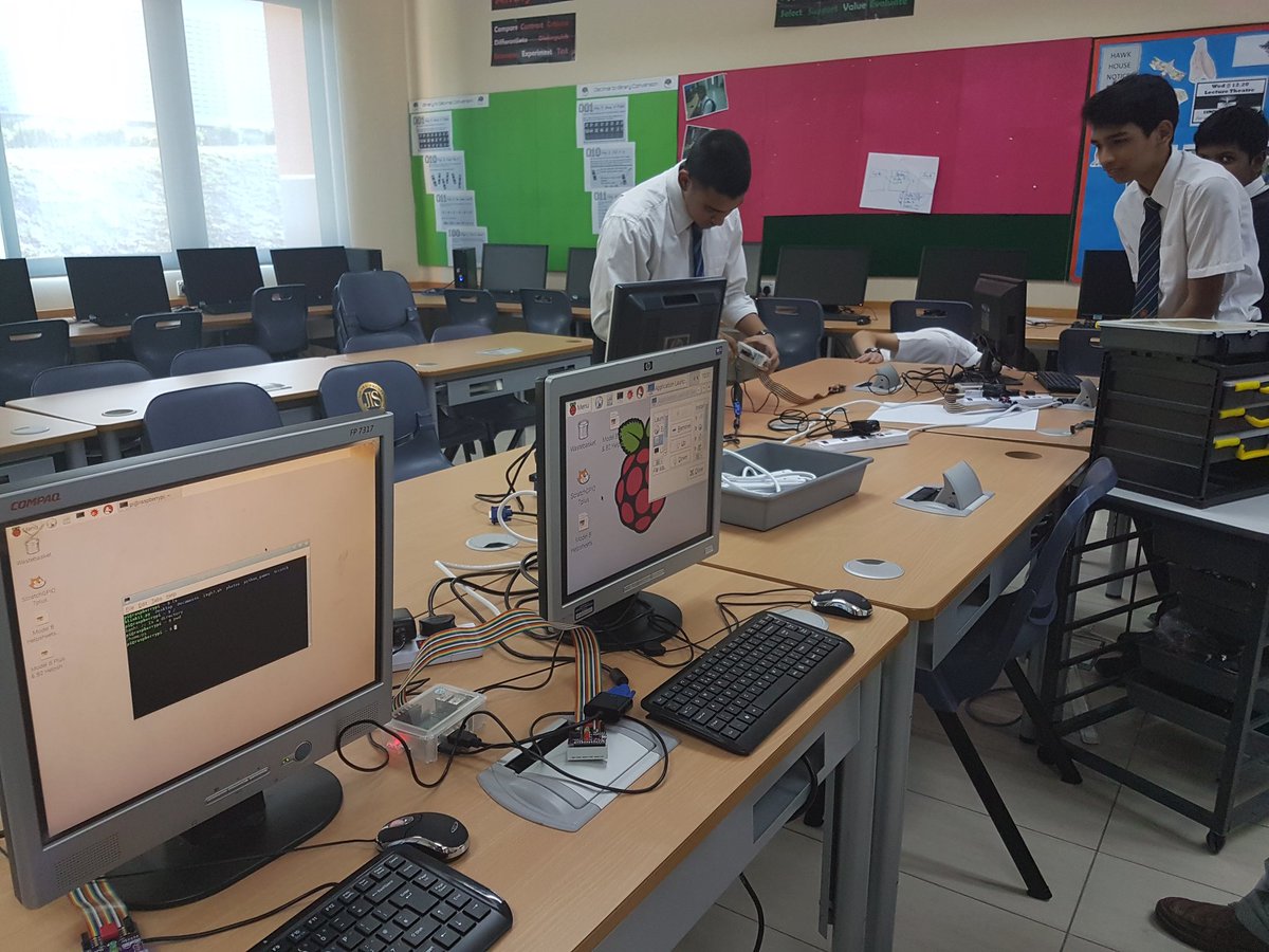 JIScomputing's tweet photo. A new Pi club! Including DofE Gold! https://t.co/7fJknigJnp