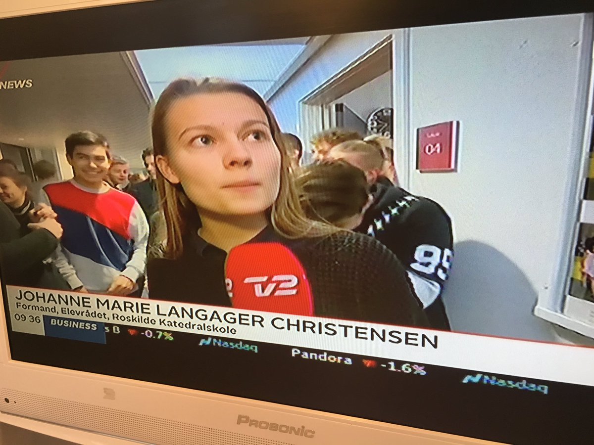 ArRachlitz's tweet photo. Unge mange steder i landet laver aktioner mod nedskæringer på gymnasierne! De vil ikke have dårligere udd.....#udddk #dkpol #gymnasiechat https://t.co/TjKrDyyLcl