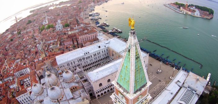 DronEzine's tweet photo. Venezia senza pace, un altro turista fa cadere il #drone in Piazza San Marco
https://t.co/jA28RCvCMi https://t.co/78NYOqfDBy