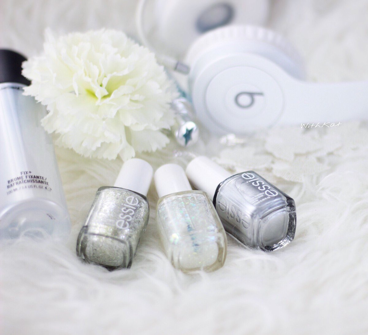 withkatYT's tweet photo. ❄️❄️✨

@essie @essie_DE @essie_France @EssieCanada #essie #glitter #beats #BeatsByDre #nailpolish #white #winter 👉🏼 https://t.co/ZmfU0k56Ii https://t.co/V2ZCxUGOhZ