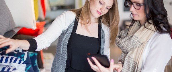 HootsuiteFR's tweet photo. Comment interagir avec ses clients au niveau local? #LocalSelling https://t.co/gA5tOIgxJZ https://t.co/YCadmo2eG8