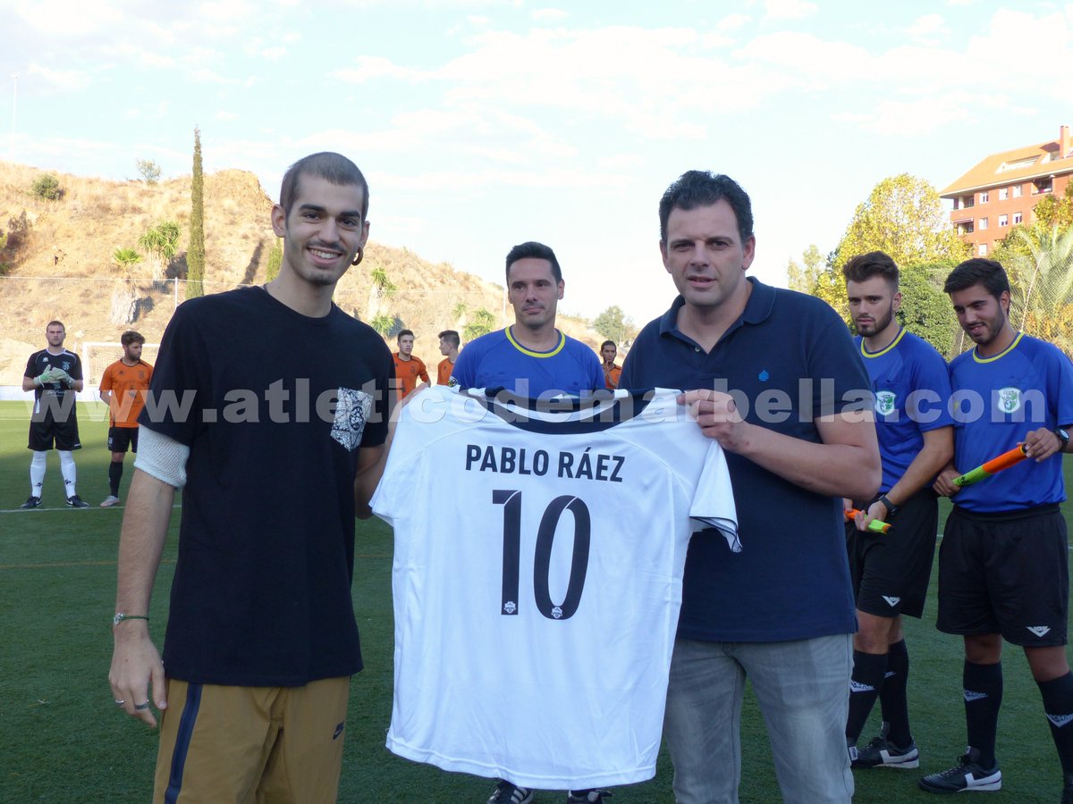 @AtcoMarbella y <a href="/mparaisocf/">Marbella Paraíso CF</a> rindieron reconocimiento a <a href="/Srraez/">Pablo Ráez</a> : shar.es/1EcgGu