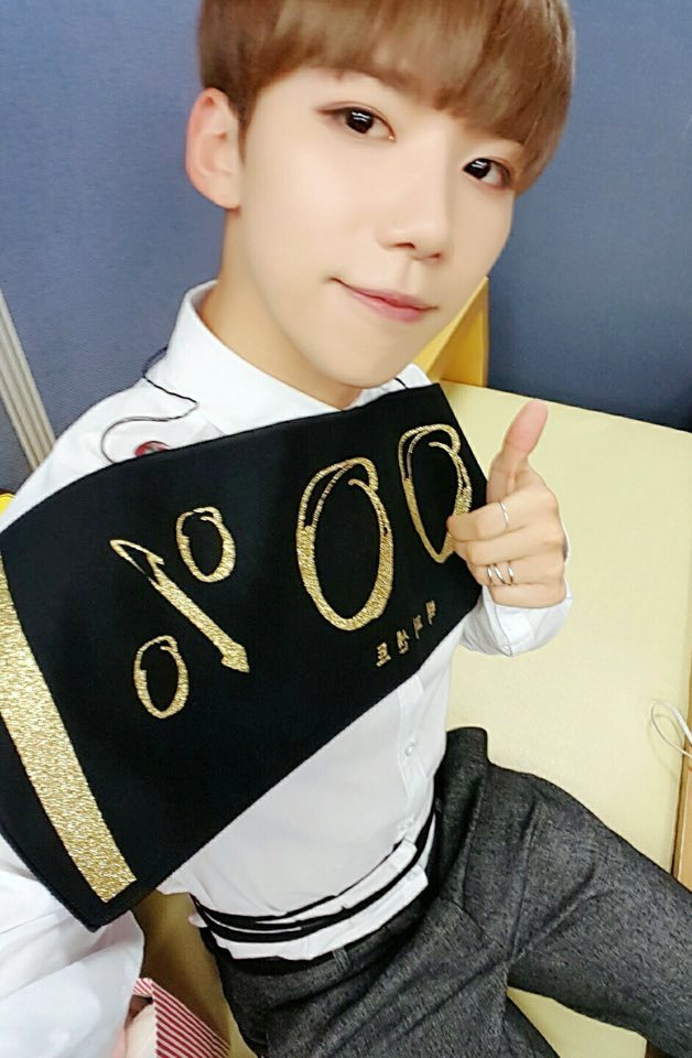 TOP_100PERCENT's tweet photo. [#록현] #지독하게 #엠카 첫방~~! 티비 앞에서 기다리고 있죠? https://t.co/7swvhwgDzg