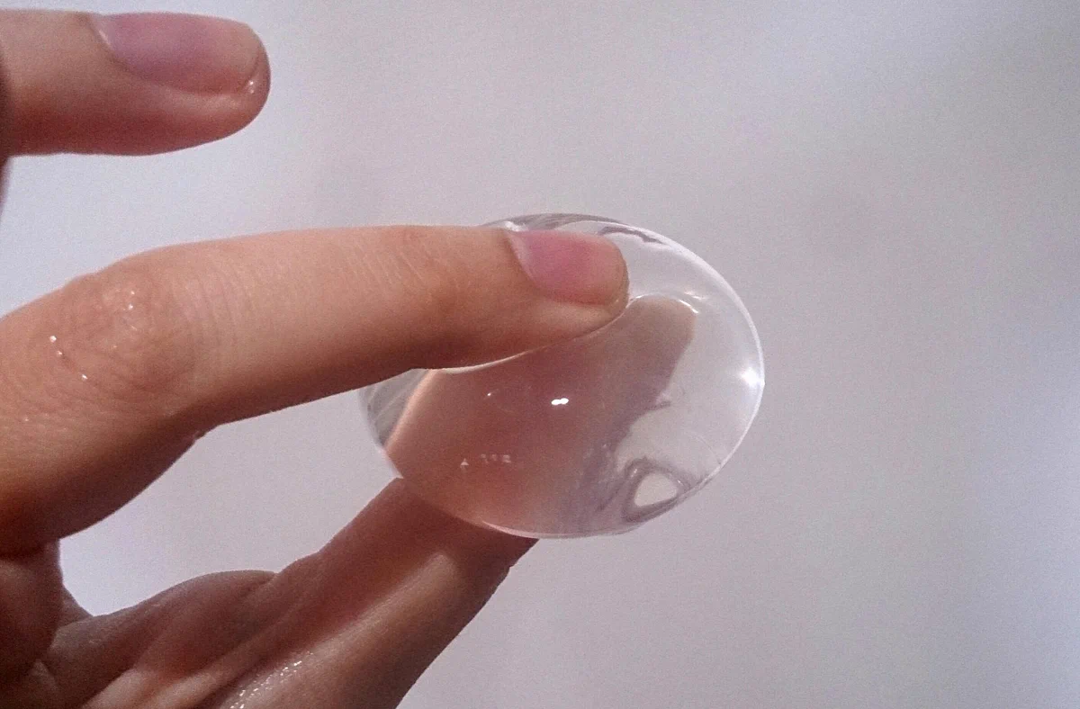 え!水が掴めるの?不思議な水がめっちゃ気持ちよさそうww