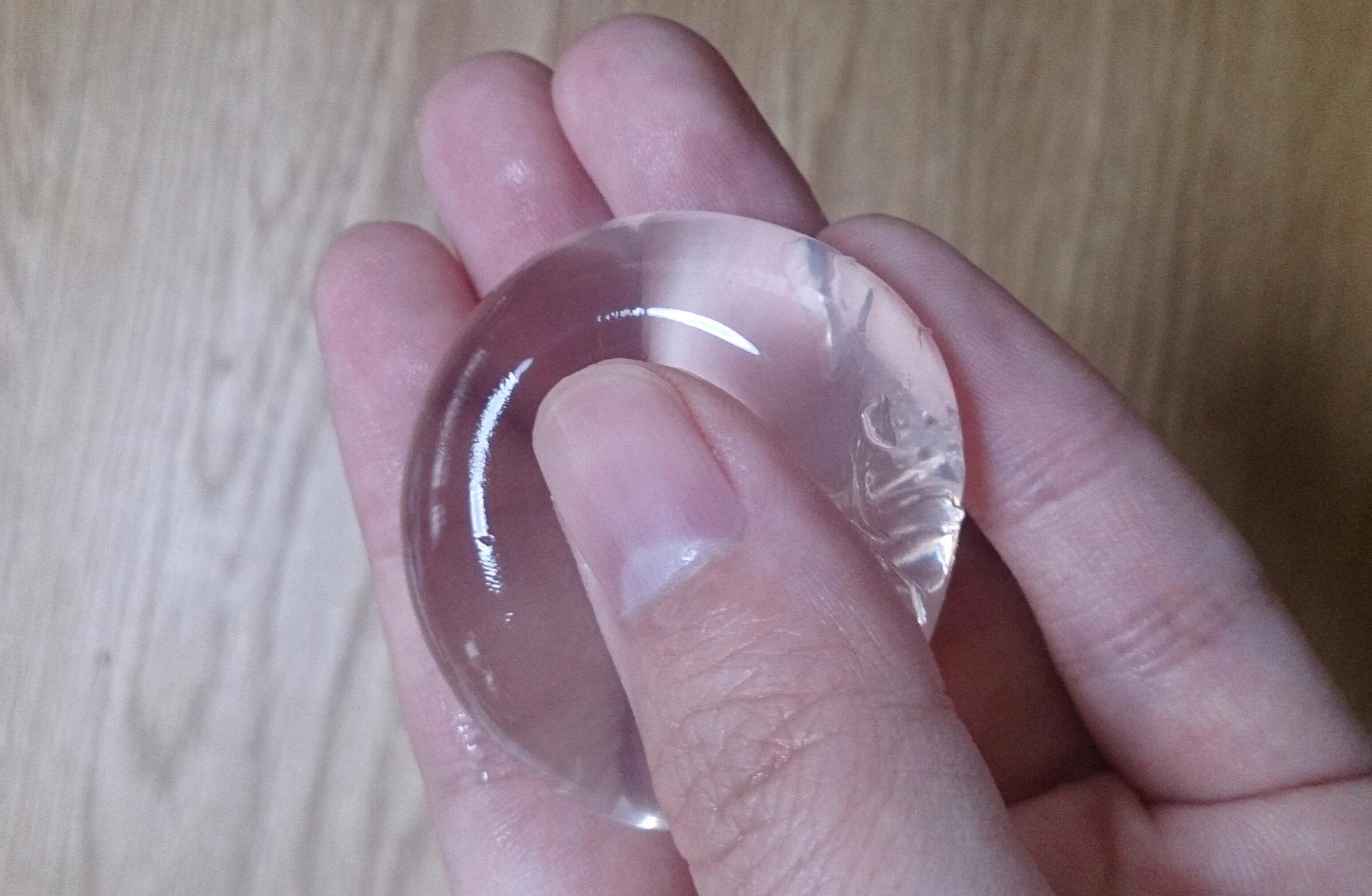 え!水が掴めるの?不思議な水がめっちゃ気持ちよさそうww