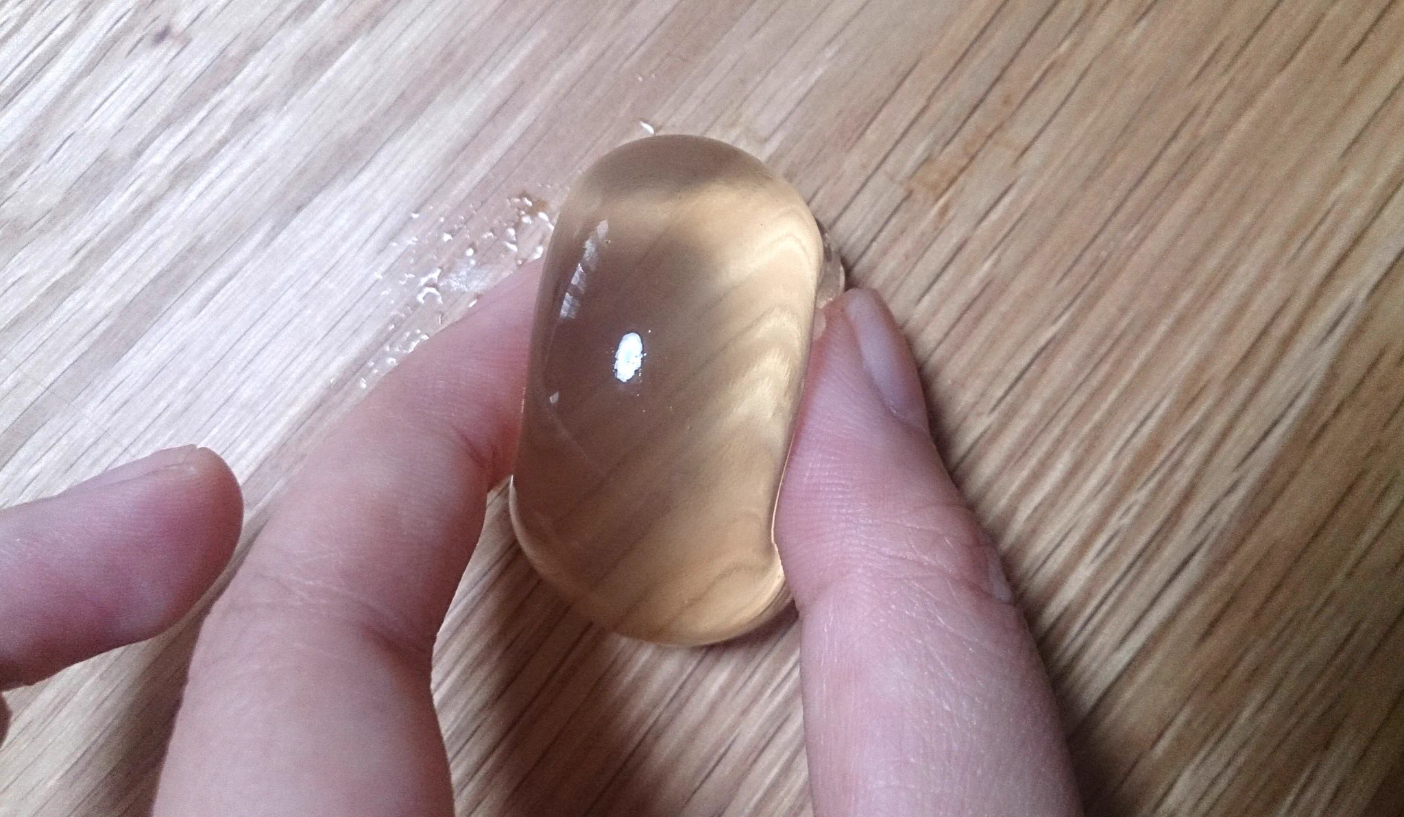 え!水が掴めるの?不思議な水がめっちゃ気持ちよさそうww