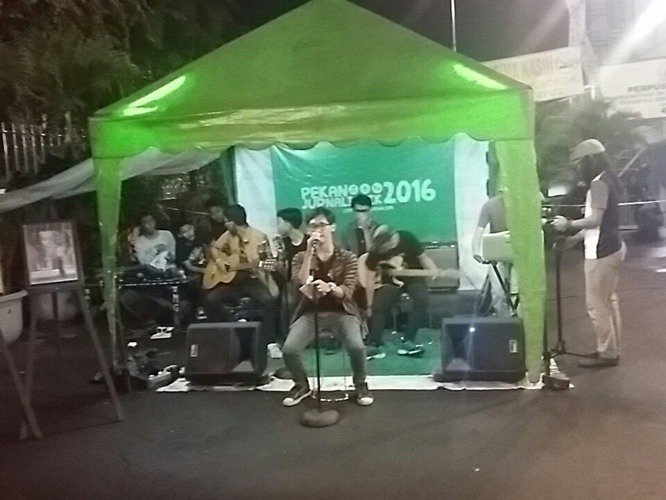 Tembok sastra ... menambah kesyahduan malam dengan puisi