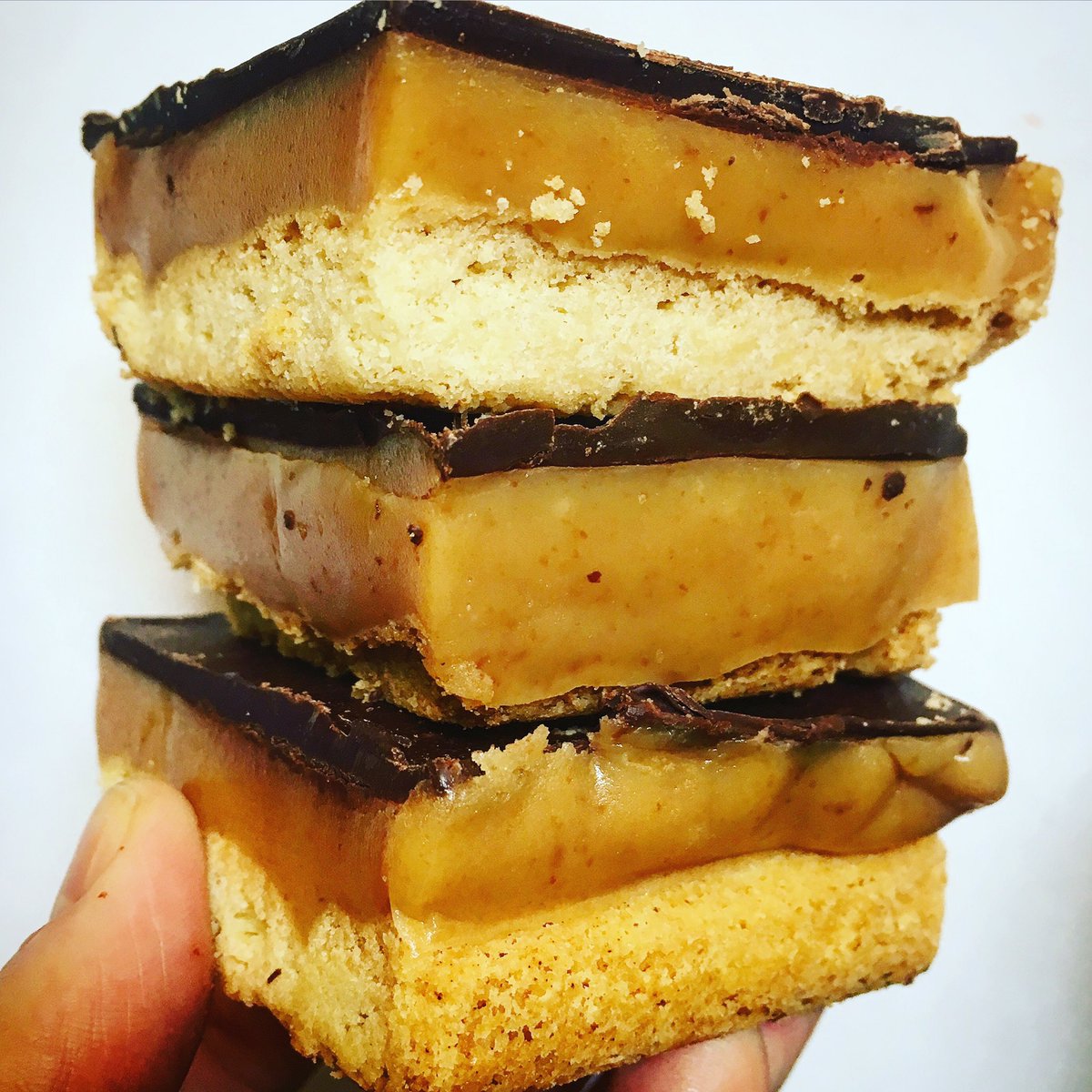 Ollie_Eats's tweet image. Can't beat the @TheKitchenMixer #caramelshortbread 🙌#Buckinghamshire #gerrardscross #bakery #foodie