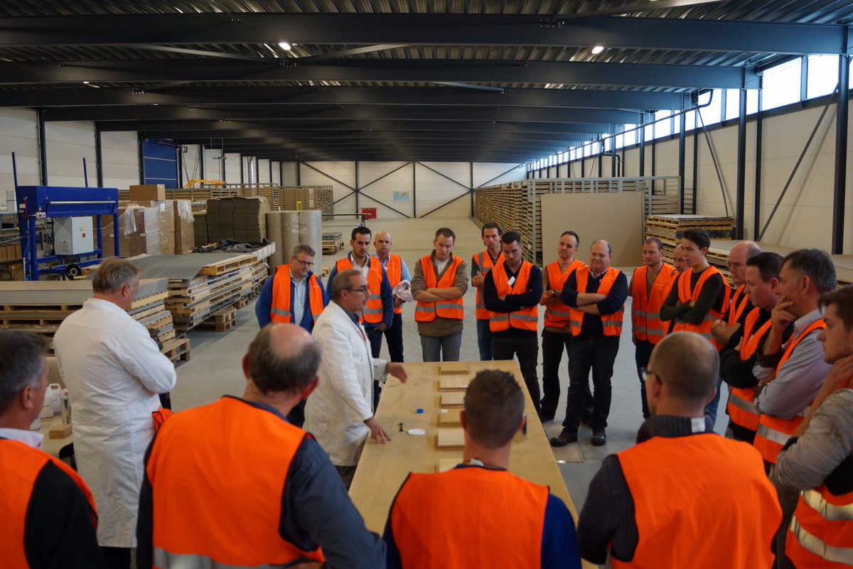 Leeuwerik_bv's tweet photo. Van Leeuwerik leer je! Onze klanten komen alles te weten over #lakken en #olien tijdens onze #fworkshop! #fineer @Decospan @RubioMonocoatNL https://t.co/Jh2LMnzCNO
