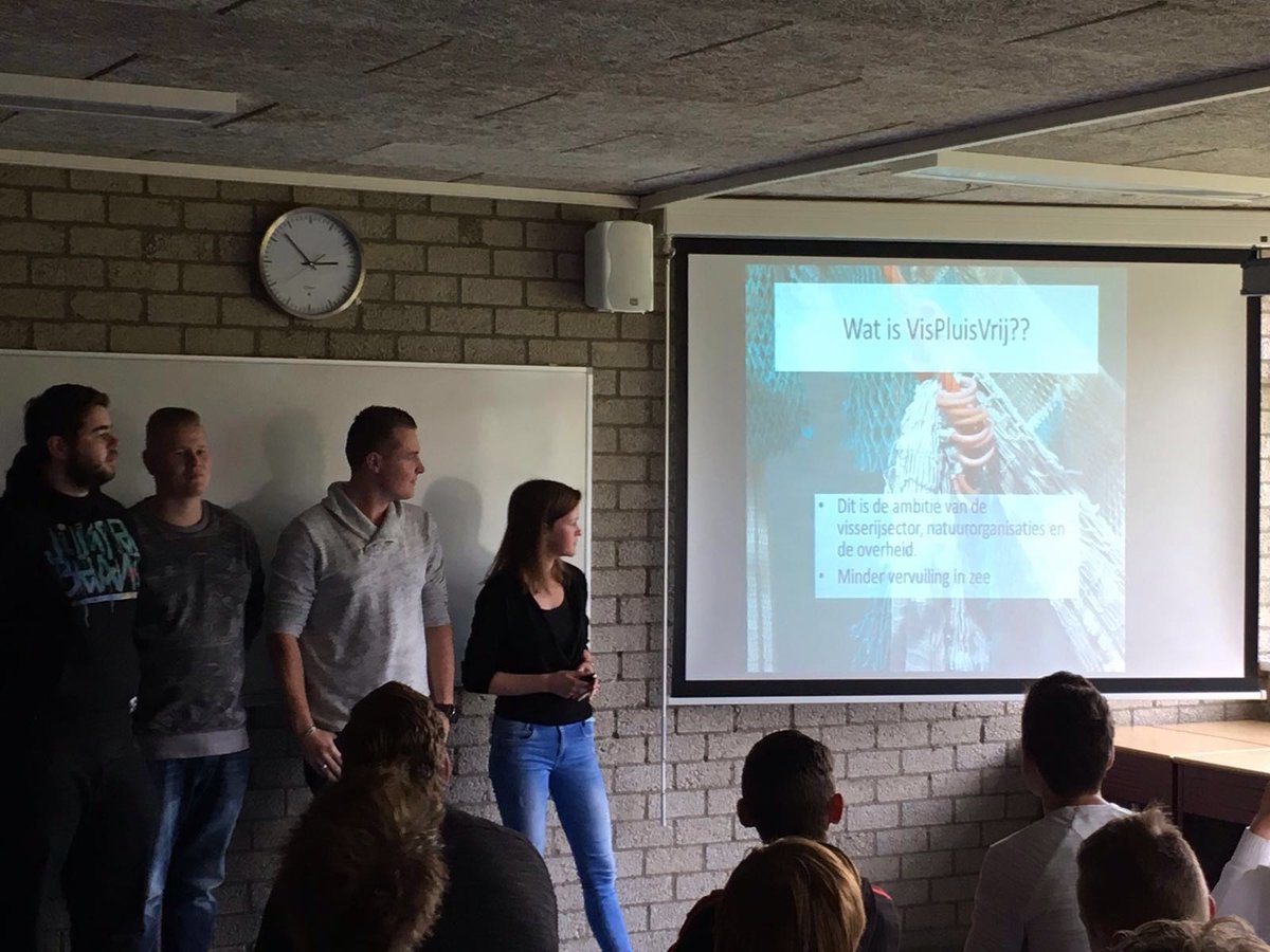 Studenten van Stellendam visserijschool geven eindpresentatie oa over #VisPluisVrij tijdens ProSea cursus. Jong geleerd is ...  @ProSeaFound