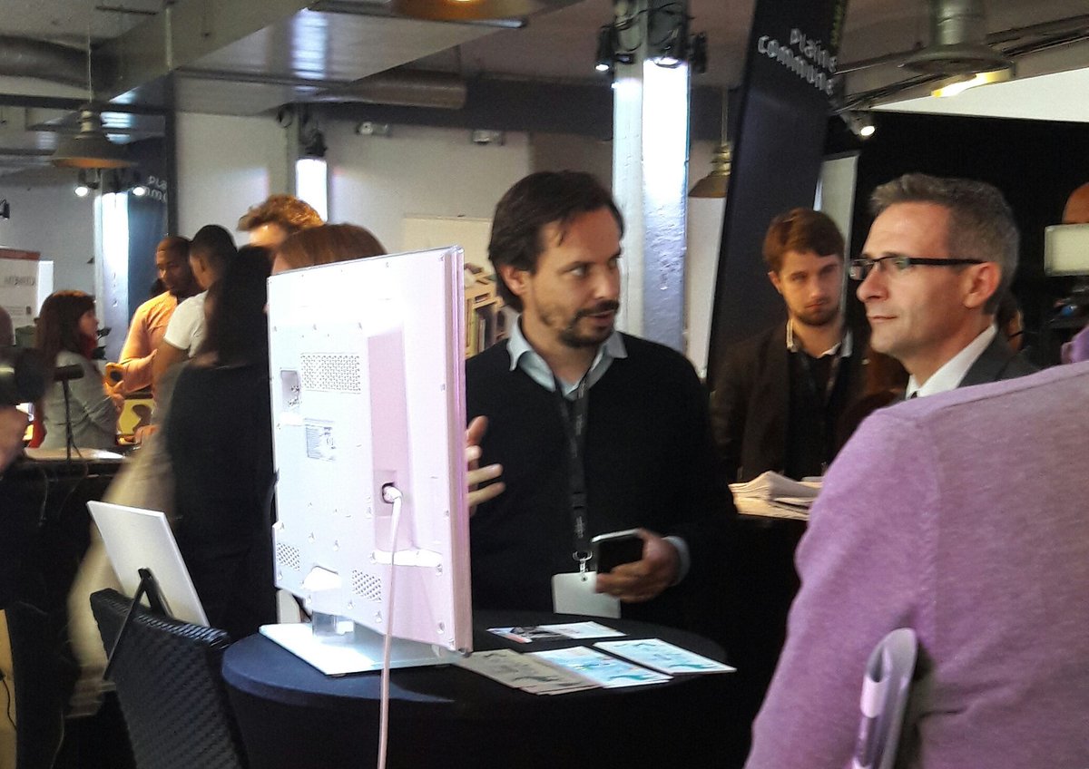 PoleMedia's tweet photo. @COMINWEB présente sa @mediative à M. Stéphane Troussel, Président de @seinesaintdenis au @screen4allforum https://t.co/vje3U4kfB3