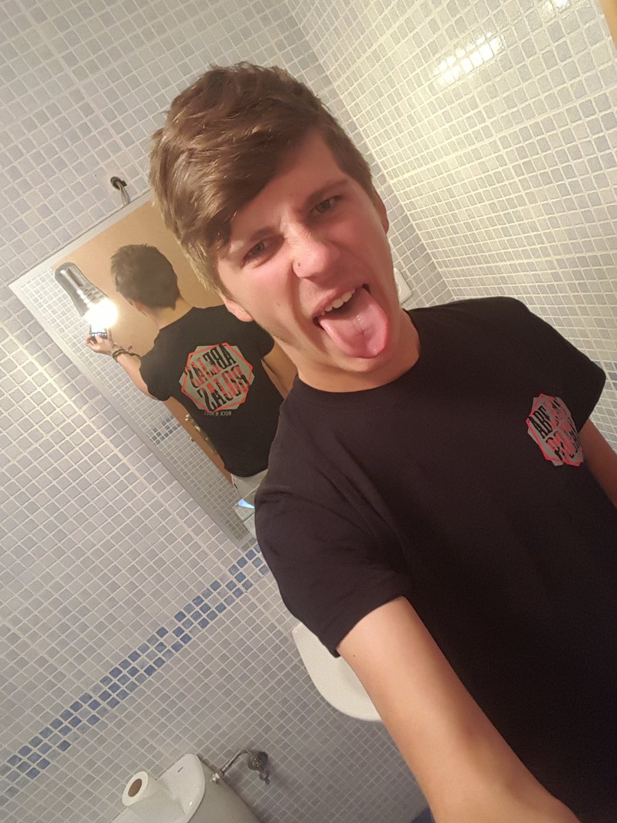 SergioFont8's tweet photo. @LasAbejasRojas #Camiseta #Lasabejasrojas #DanielSummers #Musica #Estrella https://t.co/4WQrZDs0en