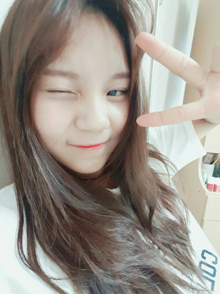 GFRDofficials's tweet photo. #여자친구 #GFRIEND #엄지 막둥이도 잘 지내고 있답니다❤️ 언니들이랑 신비랑 영상통화도 자주 해서 외롭지 않아요!👍그러니 너무 걱정하지 말기🤗 버디들 곧 만나요😝❤️ https://t.co/pMXHI3aYuI https://t.co/76QlSlQLXO