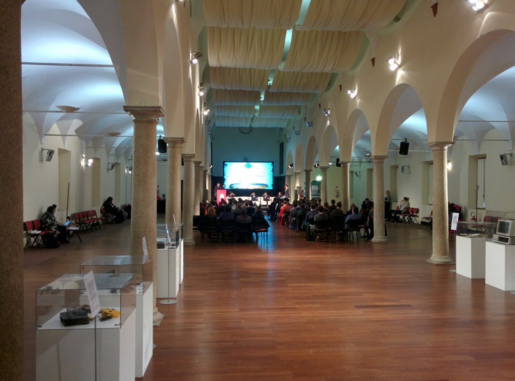 CiroContns's tweet photo. 10 minutes to my talk at #IGDS2016 in Milan. The Columns Room here at the museum is imposing 😱 https://t.co/IQaSyx7QH2