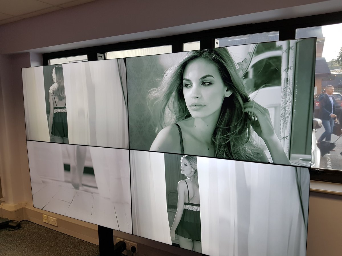 AVMag's tweet photo. .@SamsungUK UD46 panels shining bright, running MagicInfo on @chiefmfg mounts at @_HandyAV open day #avtweeps https://t.co/Su41Eo5akU