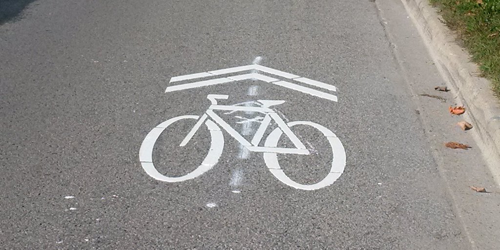 New #sharrows on Grove St remind #Barrie cyclists &amp; motorists to #ShareTheRoad. More info: barrie.ca/ActiveTranspor… #ActiveTransportation