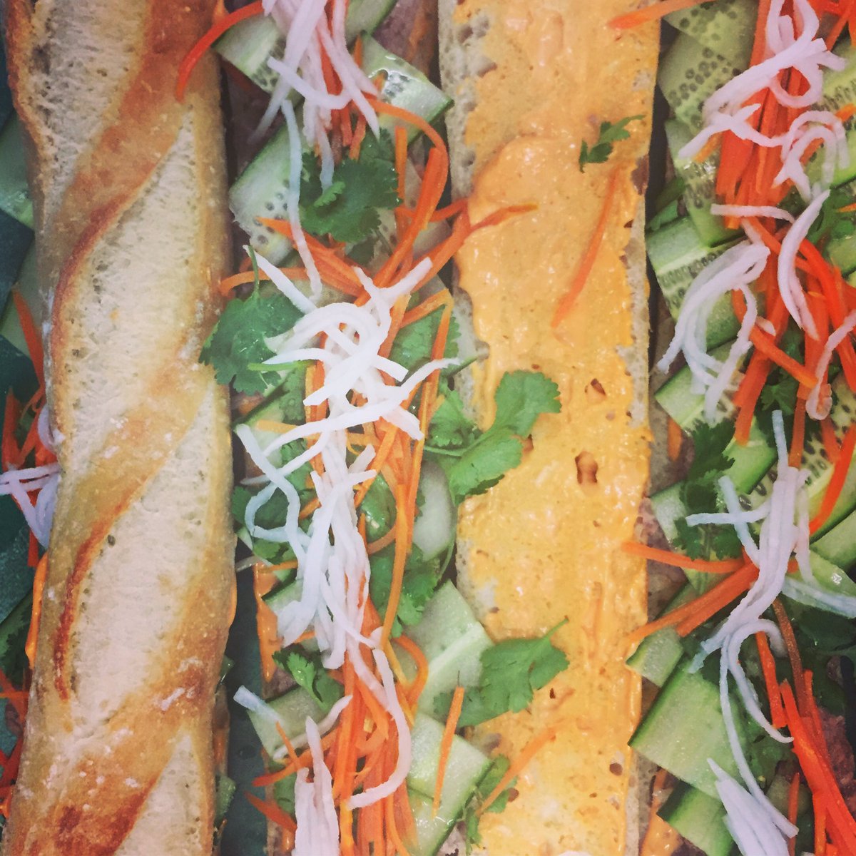 Avez vous déjà essayé notre bánh mì? A school favorite loaded with deliciousness!
#SoPretty #NewLockScreenPhoto
🇻🇳 🌶😙