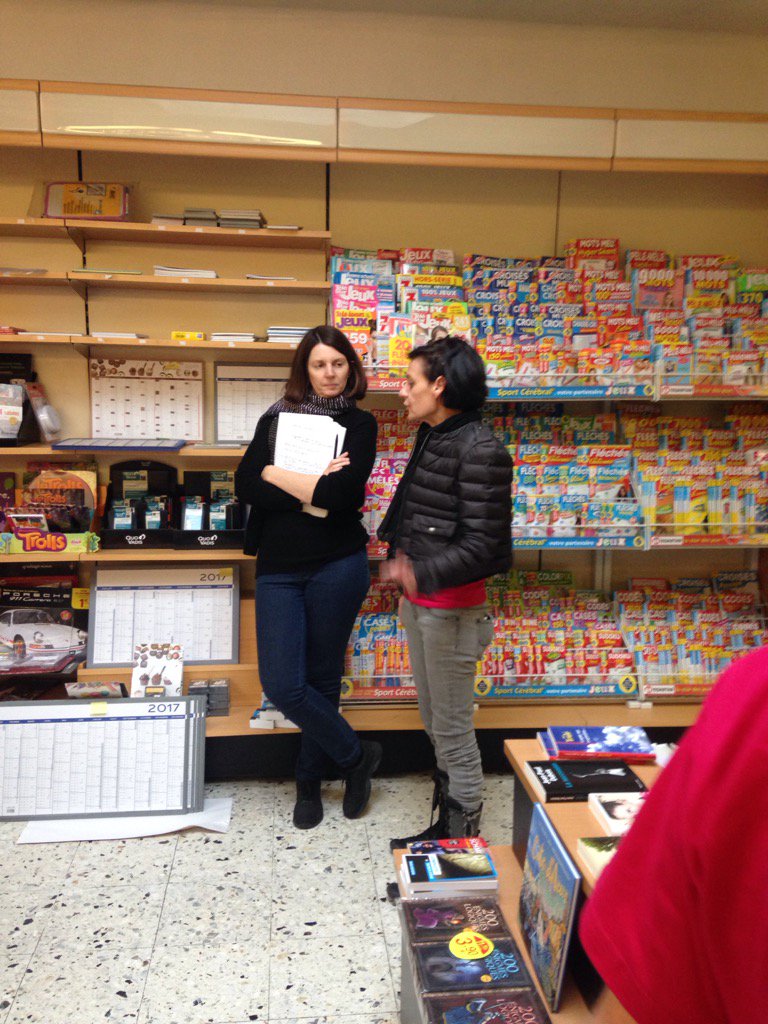 CeversEvers's tweet photo. Pascale explique le merch a la journaliste #JDR16 https://t.co/BjjQE5AAwe