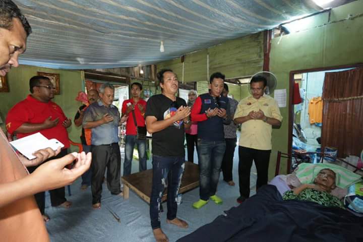 BuletinJohore's tweet photo. Exco Johor &amp; @shahrol_shiro melawat mangsa ribut di Kg Semanyir, Endau. Terdapat juga Warga Emas yang keadaan uzur. https://t.co/G7fIofdqrk