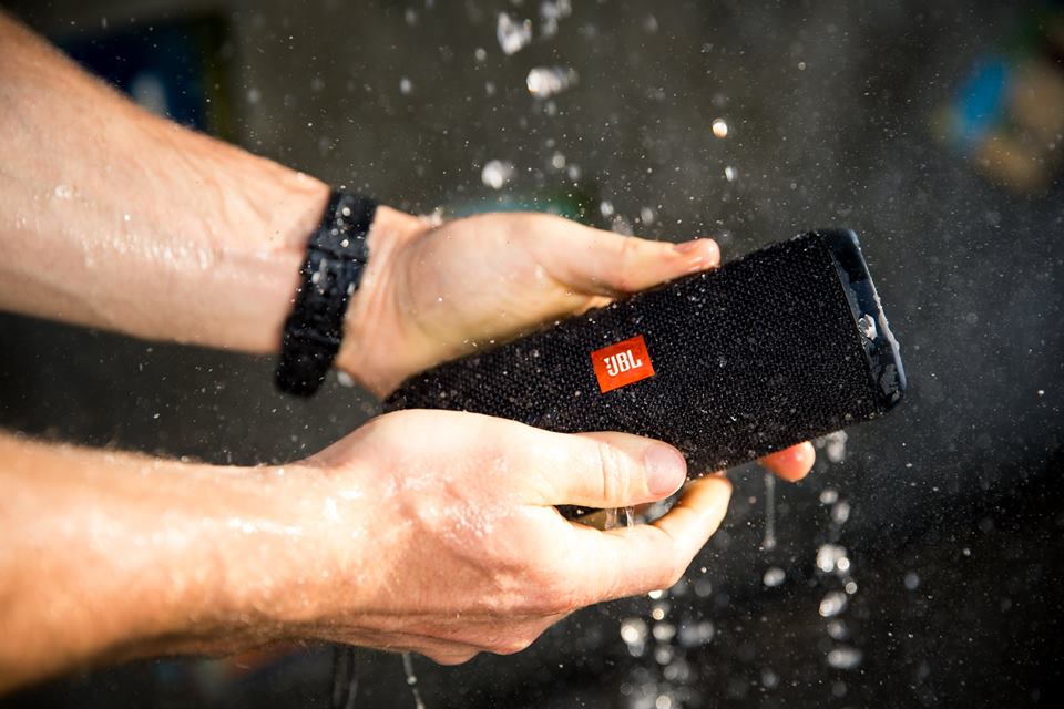 JBLconceptstore's tweet photo. With the #JBLFlip3, you don't need to flip out over dirt and spills. You can clean it with running water! https://t.co/MNiygm2lqp