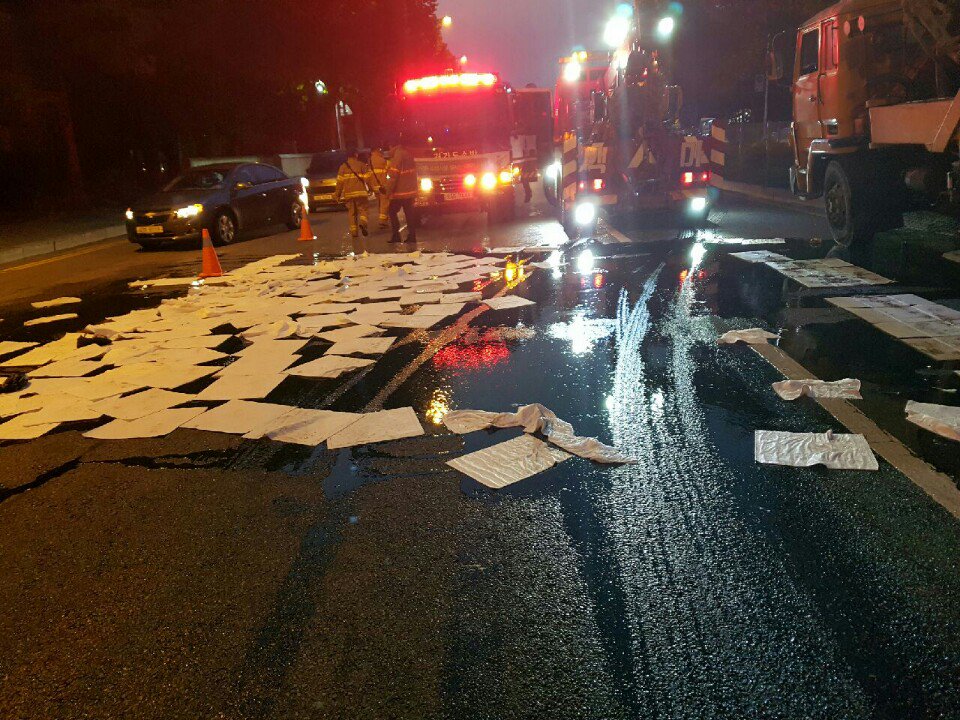 17시50분 분당구 서현동 양영고등학교 앞에서 펌프차 전복으로 인해 유압오일이 도로에 유출되는 사고발생!
현재 재난안전관실을 비롯해 유관부서에서 사고 수습중에 있습니다.
20시10경부터 정상통행 가능합니다.
#성남시
<a href="/Jaemyung_Lee/">이재명</a>