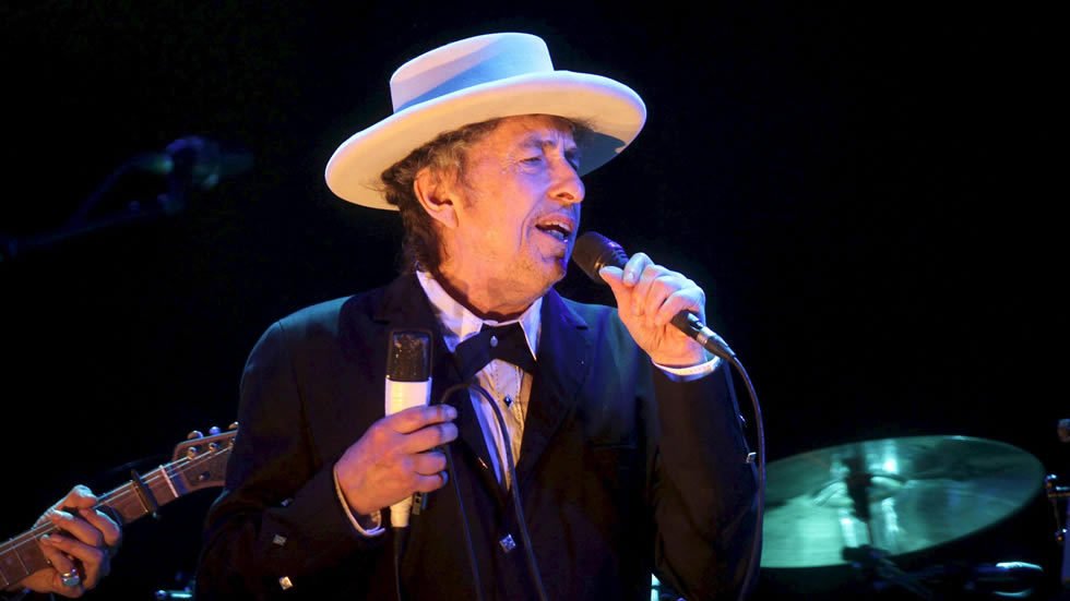 lavozdegalicia's tweet photo. AMPLIAMOS | El cantante Bob Dylan, Premio Nobel de Literatura 2016 por «haber creado una nueva expresión poética» https://t.co/eYieJCDqEn https://t.co/nY3qr5WTmO