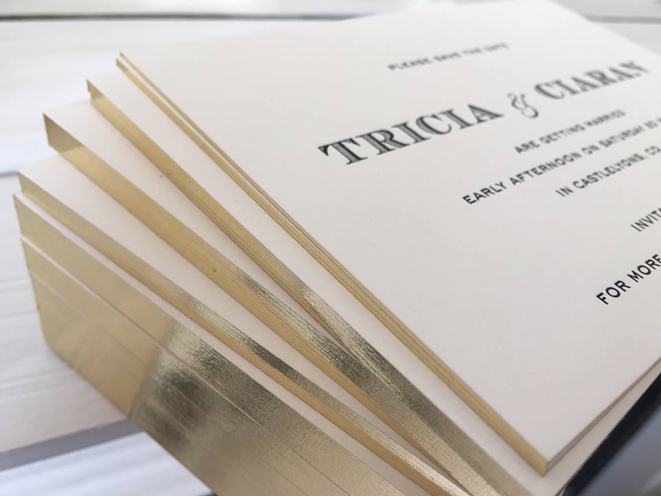 Heavy-weight cardstock with gold edging look so luxurious for wedding stationery <a href="/emilyandjo/">Emily&Jo</a>