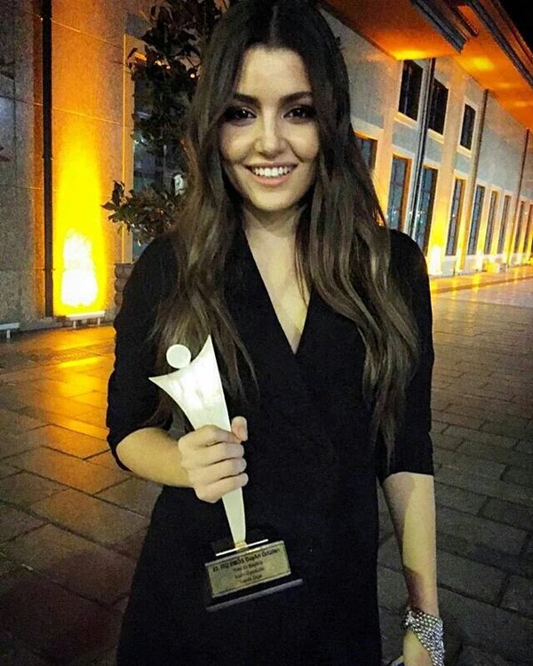 DAvcisoy's tweet photo. Parlayan Yıldız'ın🌟Hiç sönmesin..🙏💙
@HandeErcel #HandeErçel https://t.co/Lo8zSVbUst
