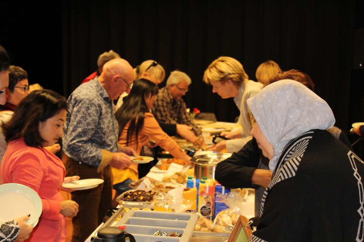 HelgaWitjes's tweet photo. Nationale #integratiediner bij de @dekinkel in Bemmel. Grote opkomst, veel verschillende culturen en heerlijk eten.
Top initiatief! https://t.co/wpn6GlfDTN