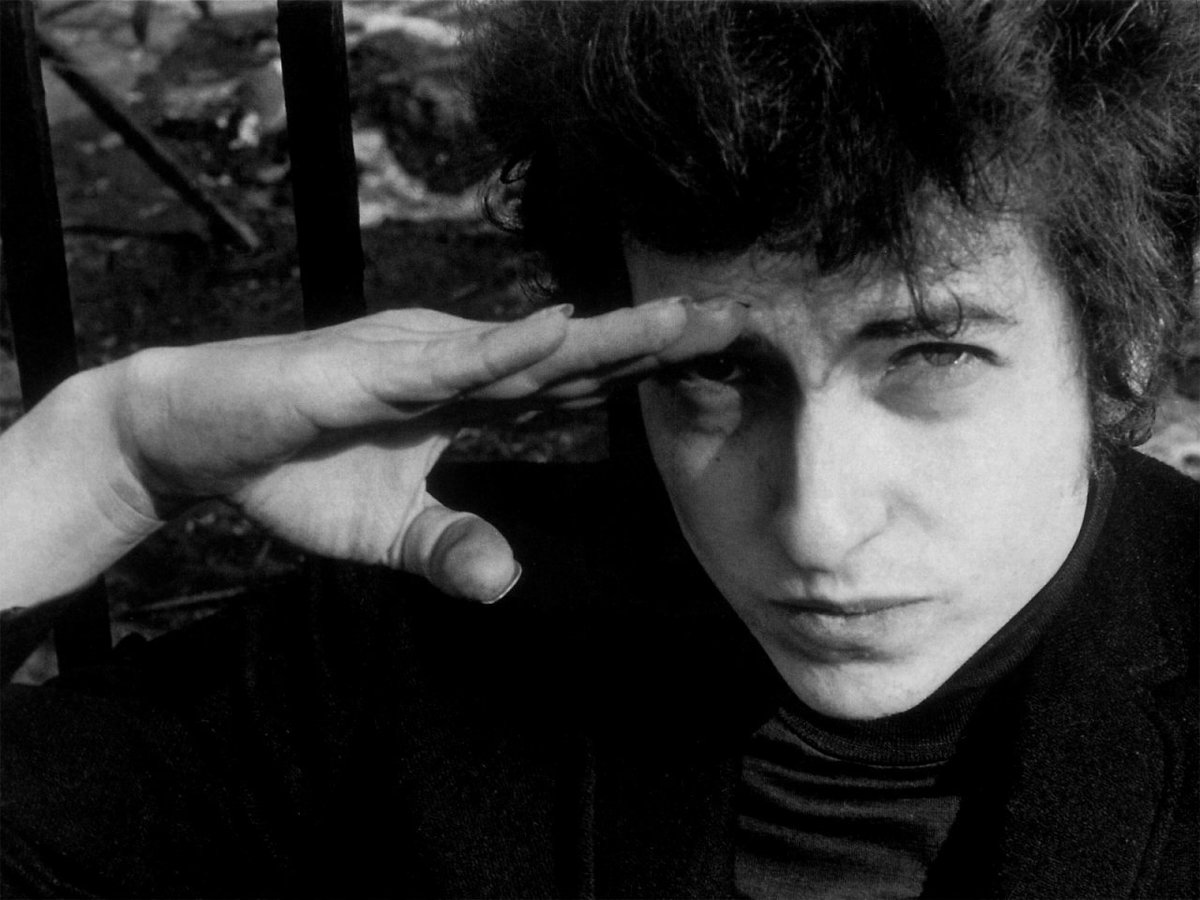 GizmodoES's tweet photo. Bob Dylan se lleva el Nobel de Literatura. ¿Por qué obra deberías empezar? Blonde on Blonde, según la Academia Sueca https://t.co/uJtSqRWHnX https://t.co/75QHxRUUMP