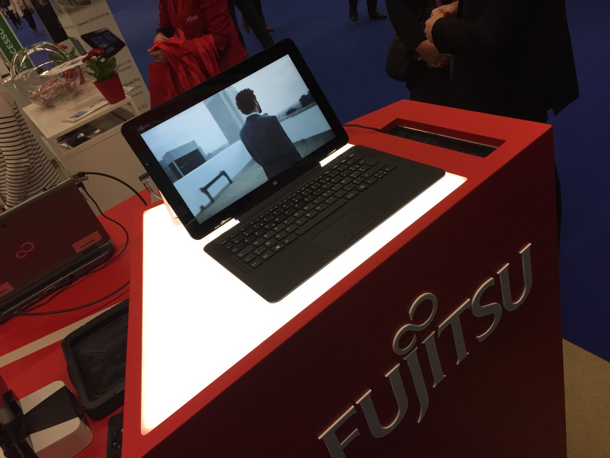 FujitsuFrance's tweet photo. La #STYLISTIC R726, nouvelle star des tablettes Fujitsu 2-en-1 présente au #ingramsc2016 ! @IngramMicroFR 
https://t.co/4jXZWCmcYD https://t.co/fyeaxhgwqd