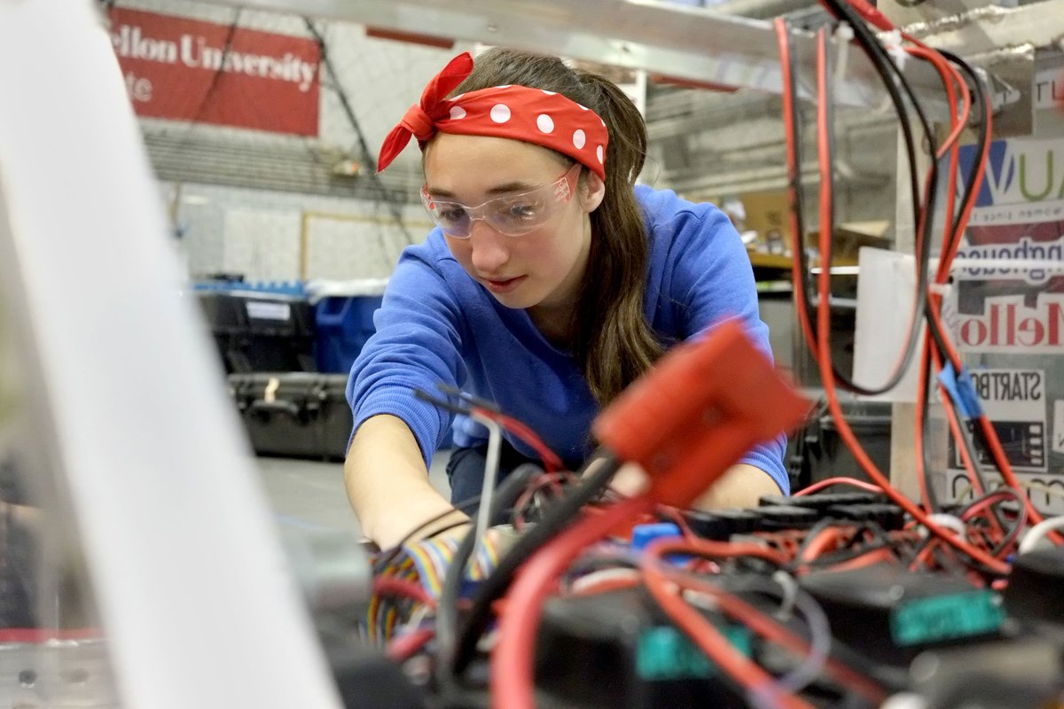 remakelearning's tweet photo. All-girls robotics team @TheGirlsofSteel are showing off their chassis building kit at #WHFrontiers today. https://t.co/gCx81DXiCA https://t.co/NrgruTlgui