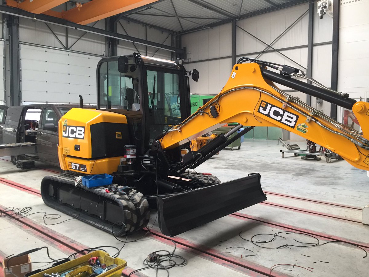 LubecoreEurope's tweet photo. Mooie degelijke opbouw ? Laat dat maar aan ons over ! #jcb 67 c1. Lubecore Next generation automated lubrication @JCBBenelux https://t.co/MPadrjqhRm
