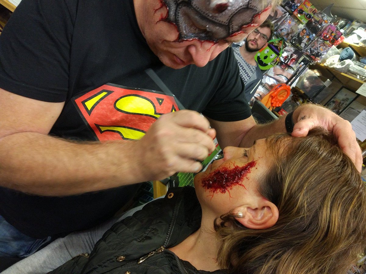 DisfracesSimon's tweet photo. Impresionante el curso de maquillaje de efectos especiales y fantasía que @grimasspain dió en nuestra tienda. ¡Pronto más novedades! https://t.co/jymHIquAU7