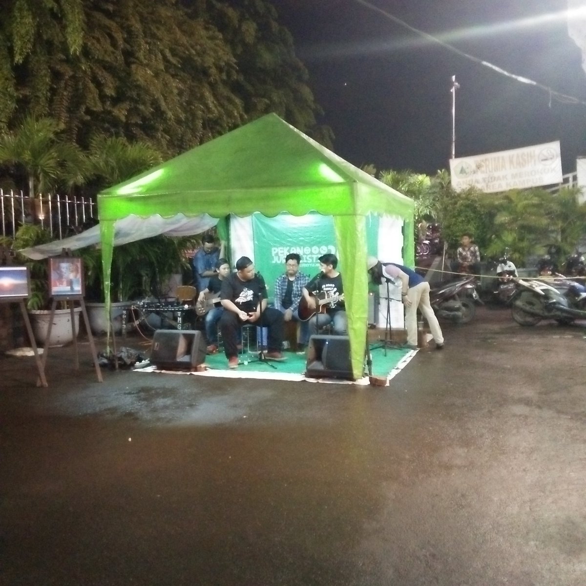 Mari merapat Paper Crease is on the stage!!