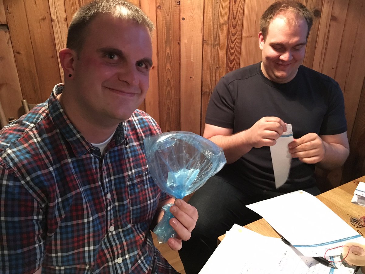 gruenderschmied's tweet photo. Großartiger Gründer Stammtisch mit Bastel-Action zum Thema Produktinnovation💡😊 #startup #innovation #lebelieberinnovativ https://t.co/rYR19Kx1LF